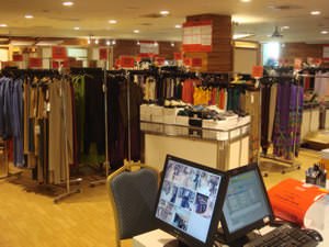 不用布线且架设容易、可降低失窃率，并提供保全与总公司人员远程巡视