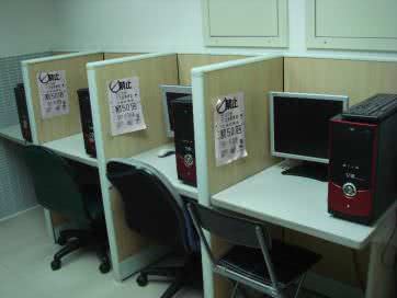 使用PC个人电脑的补课教室