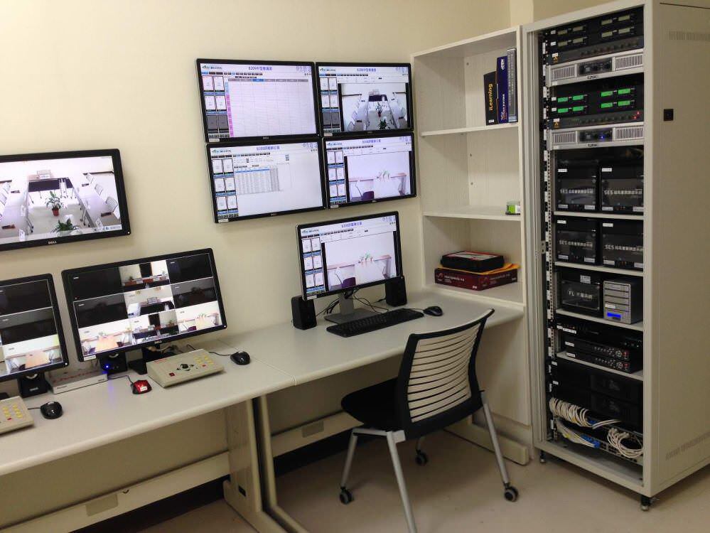 在监看室或称之为导播室、副控站、监控室、音控室等观看即时影象